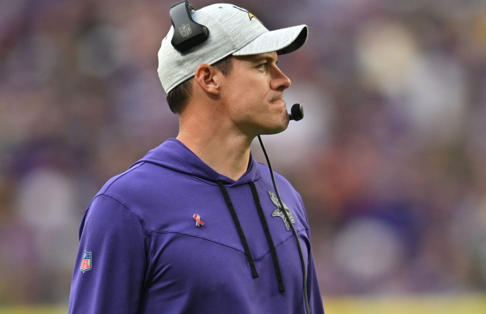 Kevin O’Connell watches from the sideline during a game against the Packers at U.S. Bank Stadium.