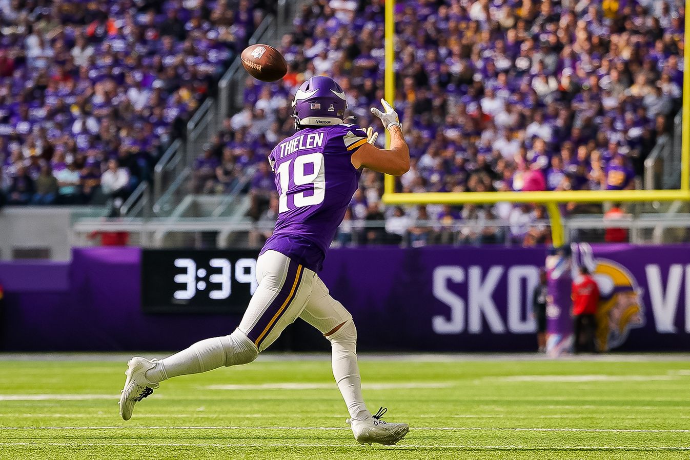 Adam Thielen makes a catch against the Bears at U.S. Bank Stadium.