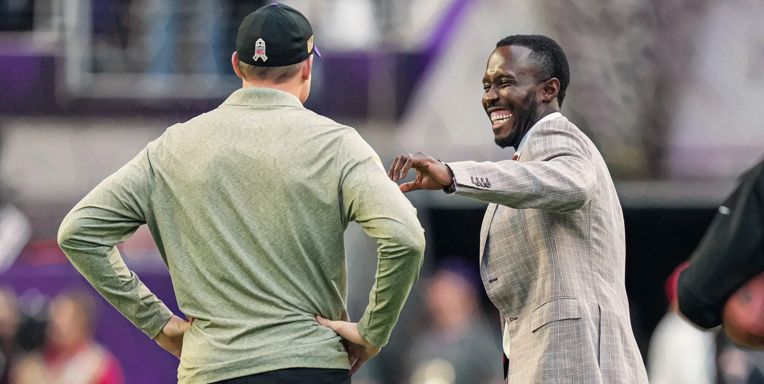 Kwesi Adofo-Mensah and Kevin O’Connell converse before kickoff versus Dallas.