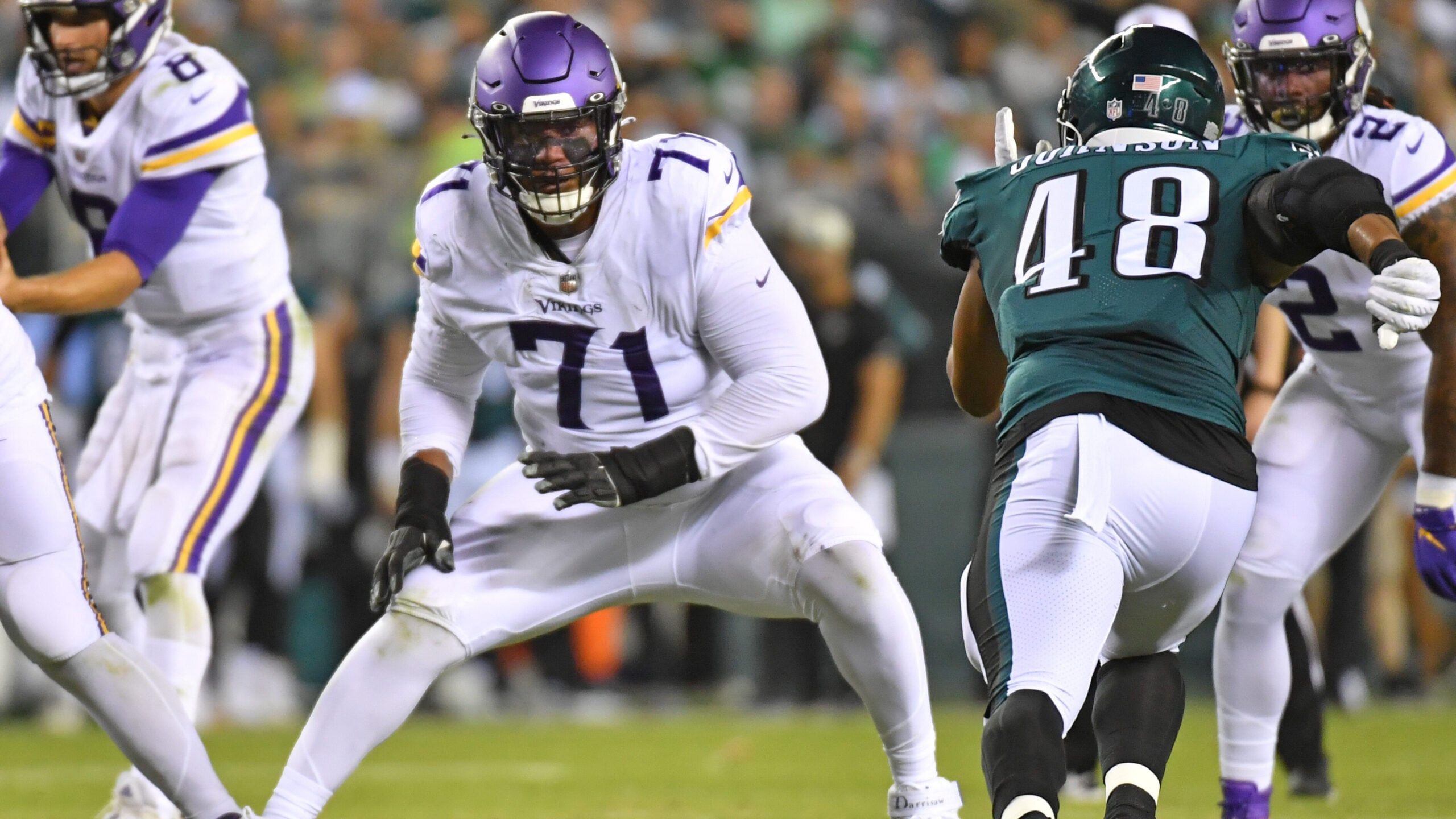 Christian Darrisaw lines up to block for the Vikings against the Eagles.