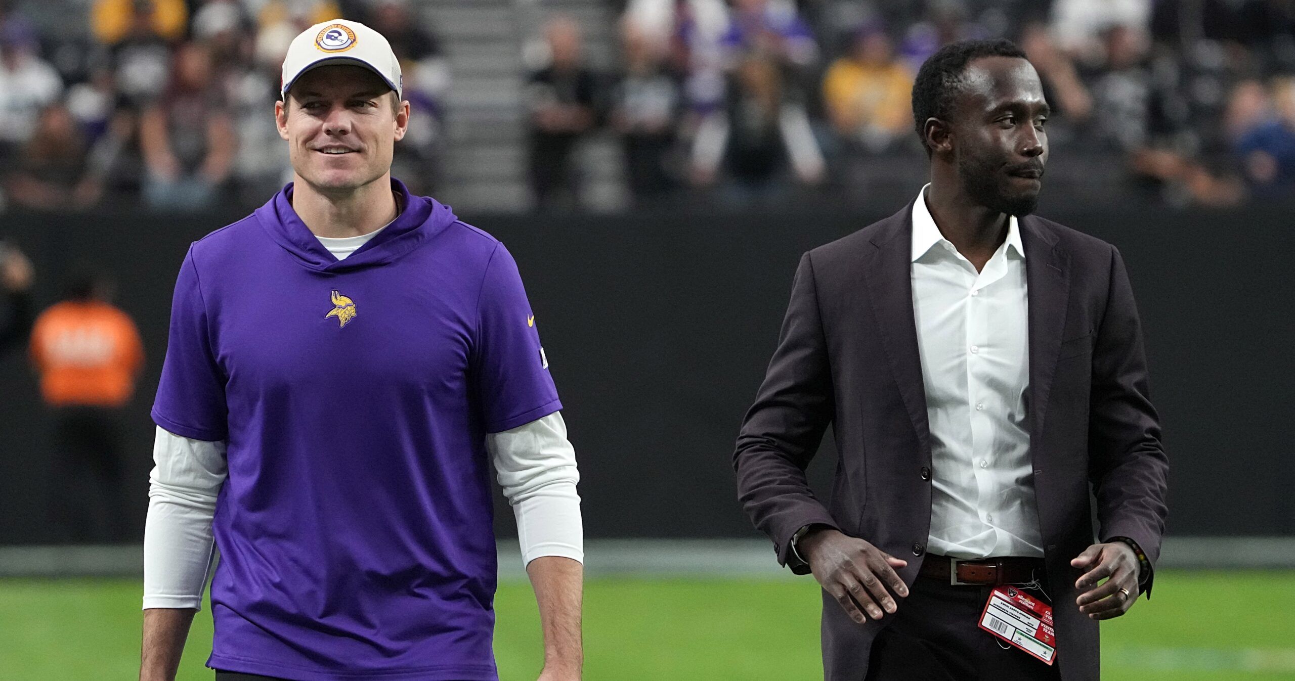 Kevin O’Connell and Kwesi Adofo-Mensah on Vikings sideline at Allegiant Stadium.