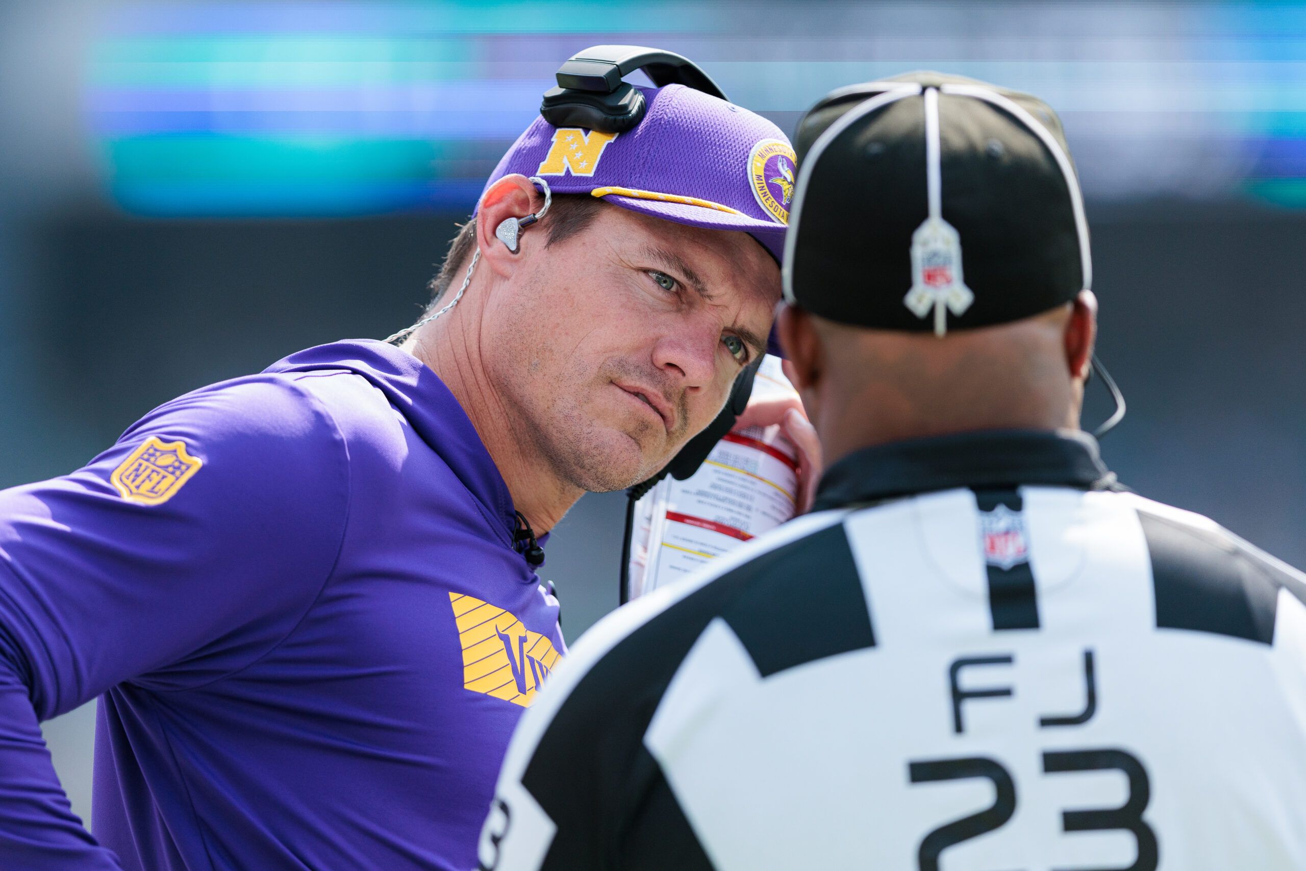Kevin O’Connell speaks with a referee during the Vikings’ game against the Eagles in Philadelphia.