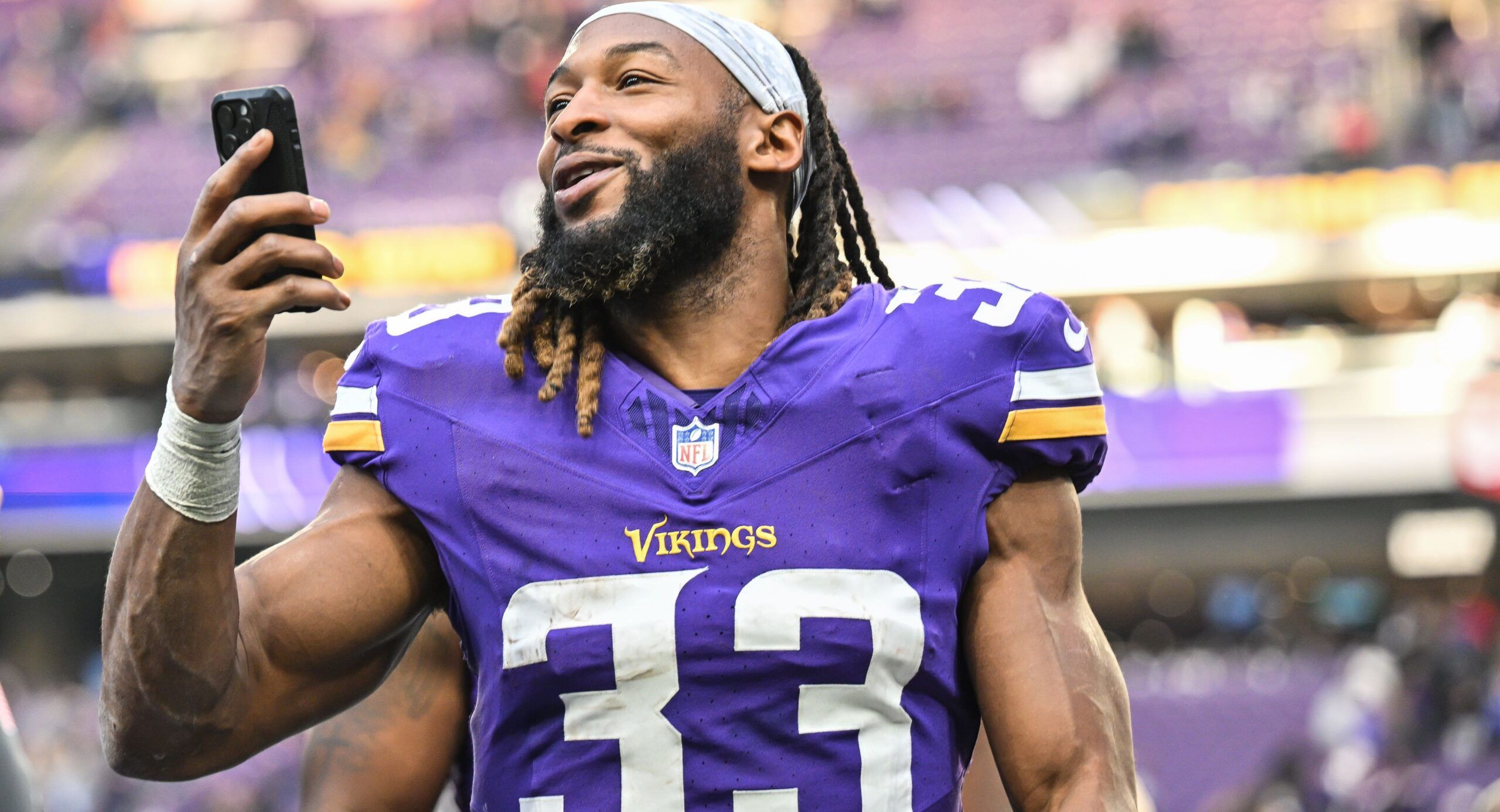 Aaron Jones celebrates after the Vikings’ home win over the Cardinals at U.S. Bank Stadium.