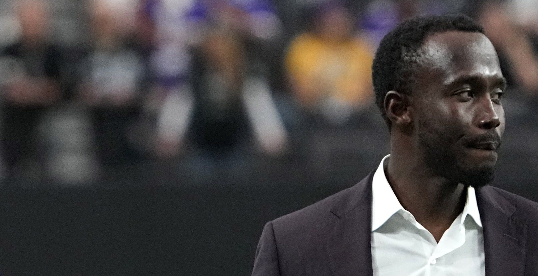 Kevin O’Connell and Kwesi Adofo-Mensah react together on the Vikings sideline.