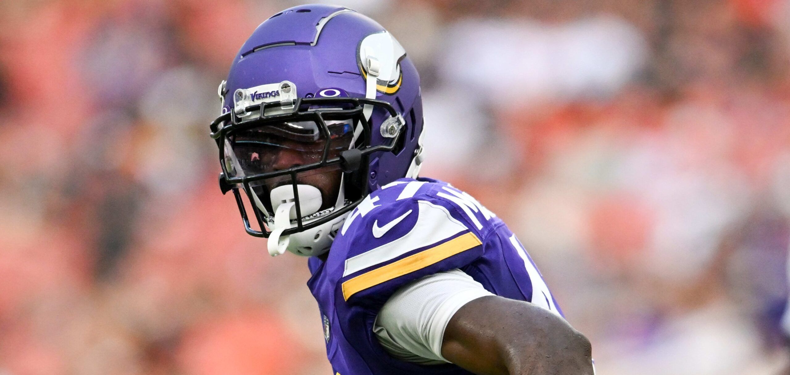 Dwight McGlothern prepares for a defensive snap against the Rams during the Vikings’ NFC Wild Card playoff game.
