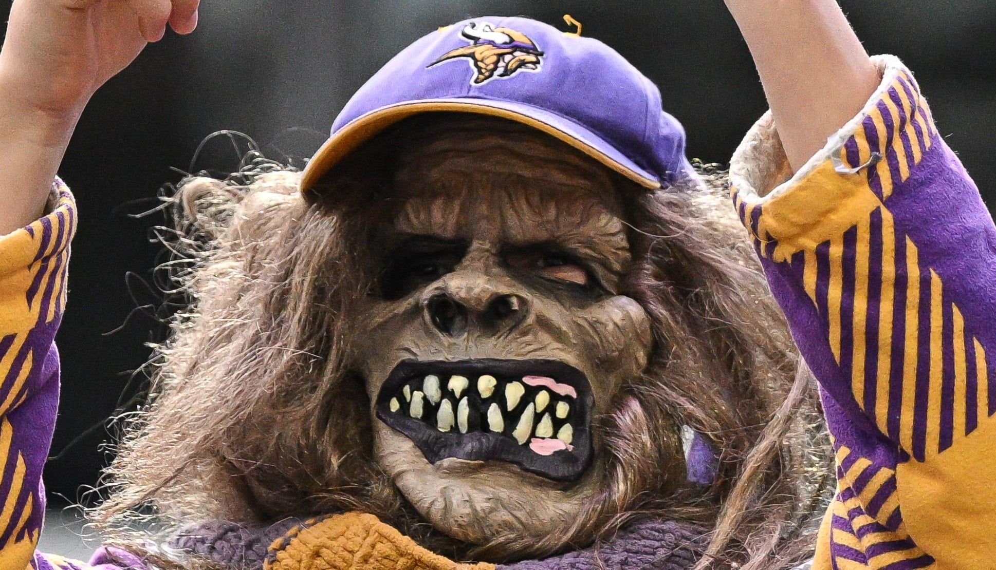 Fans greet Kirk Cousins’ return before Falcons–Vikings kickoff at U.S. Bank Stadium.