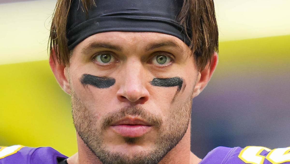 Harrison Smith warms up before game against the Buccaneers at U.S. Bank Stadium.