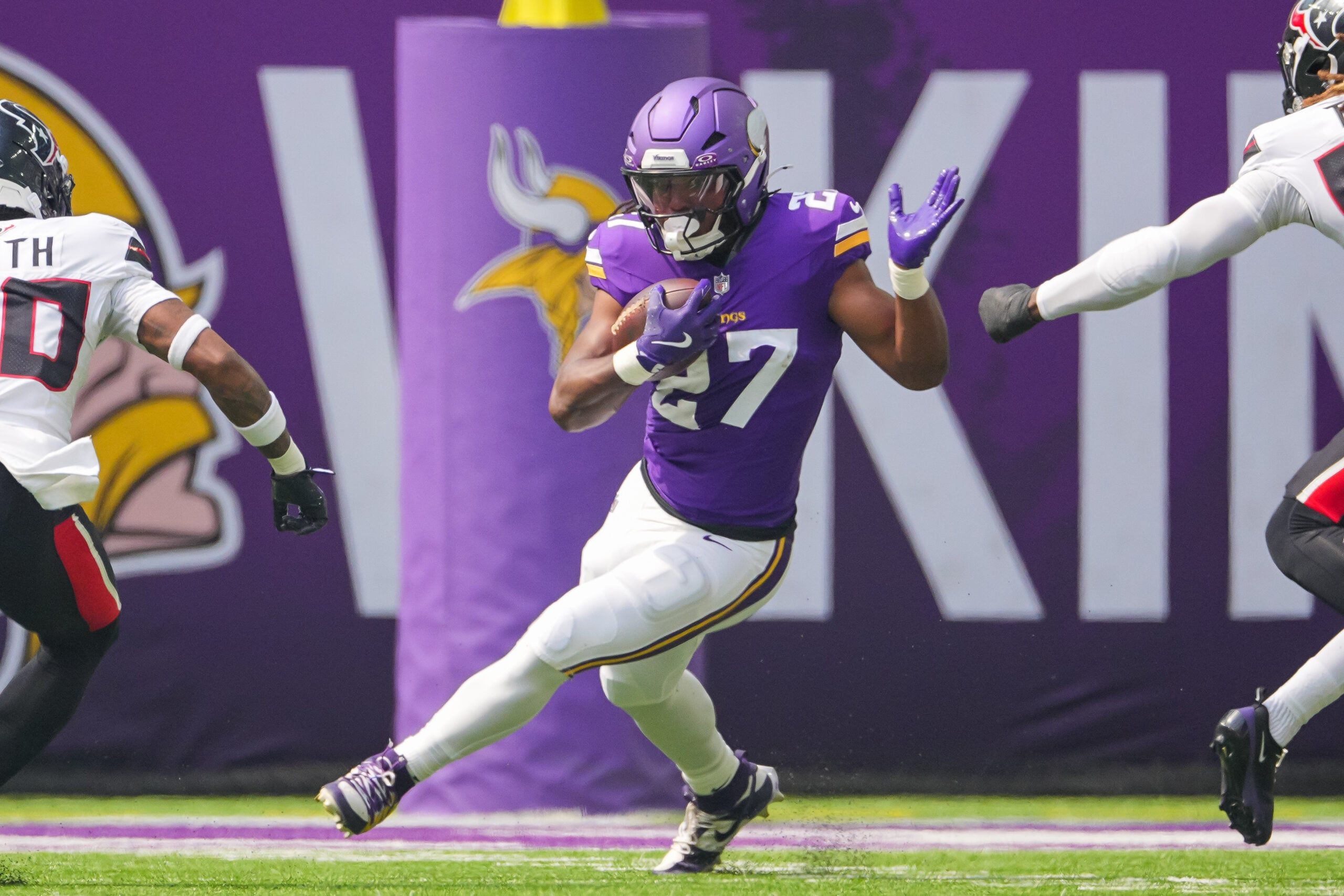 Jordan Mason runs the ball for the Vikings against the Texans in 2025.