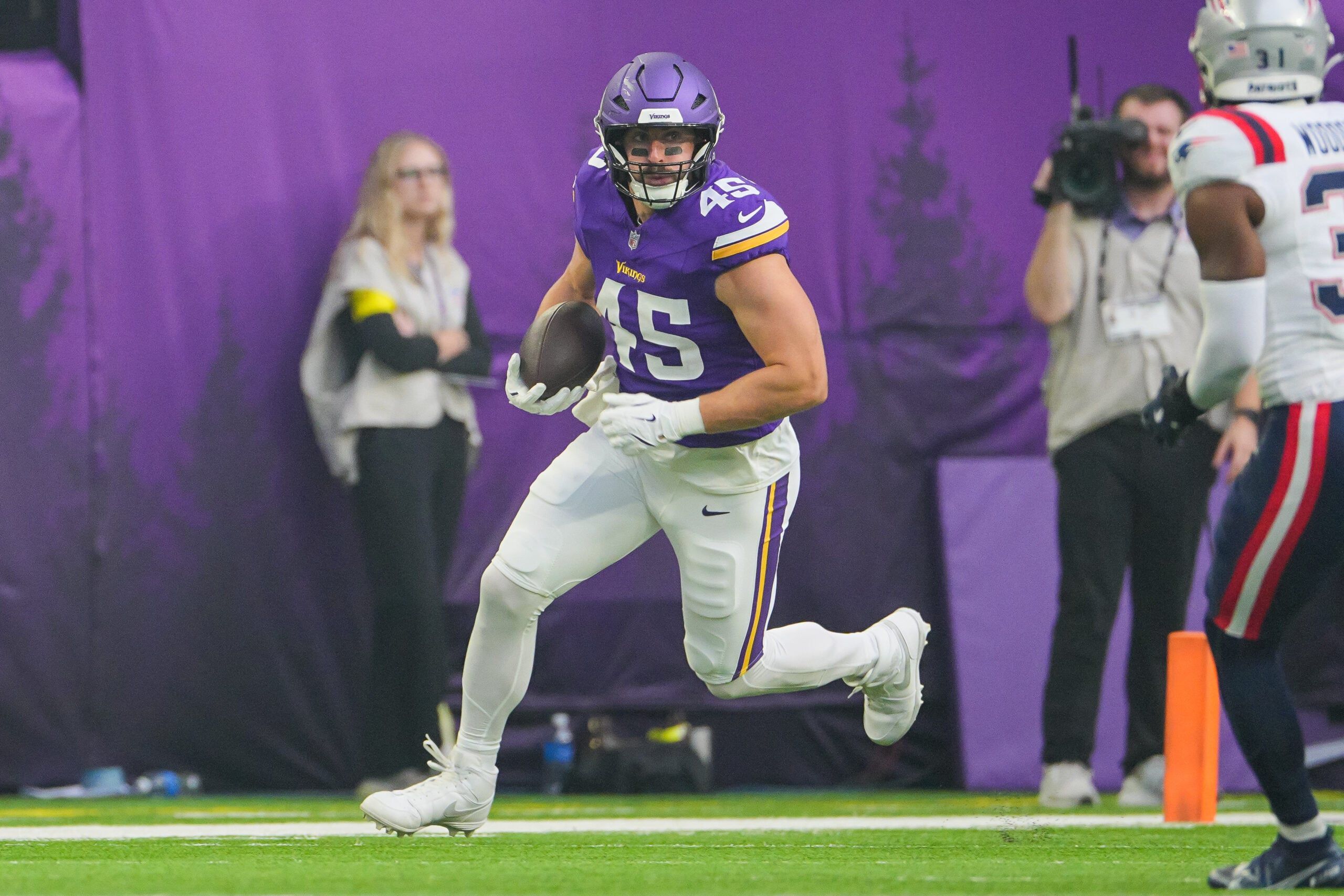 Nick Vannett runs after catch for Vikings against Patriots in preseason.