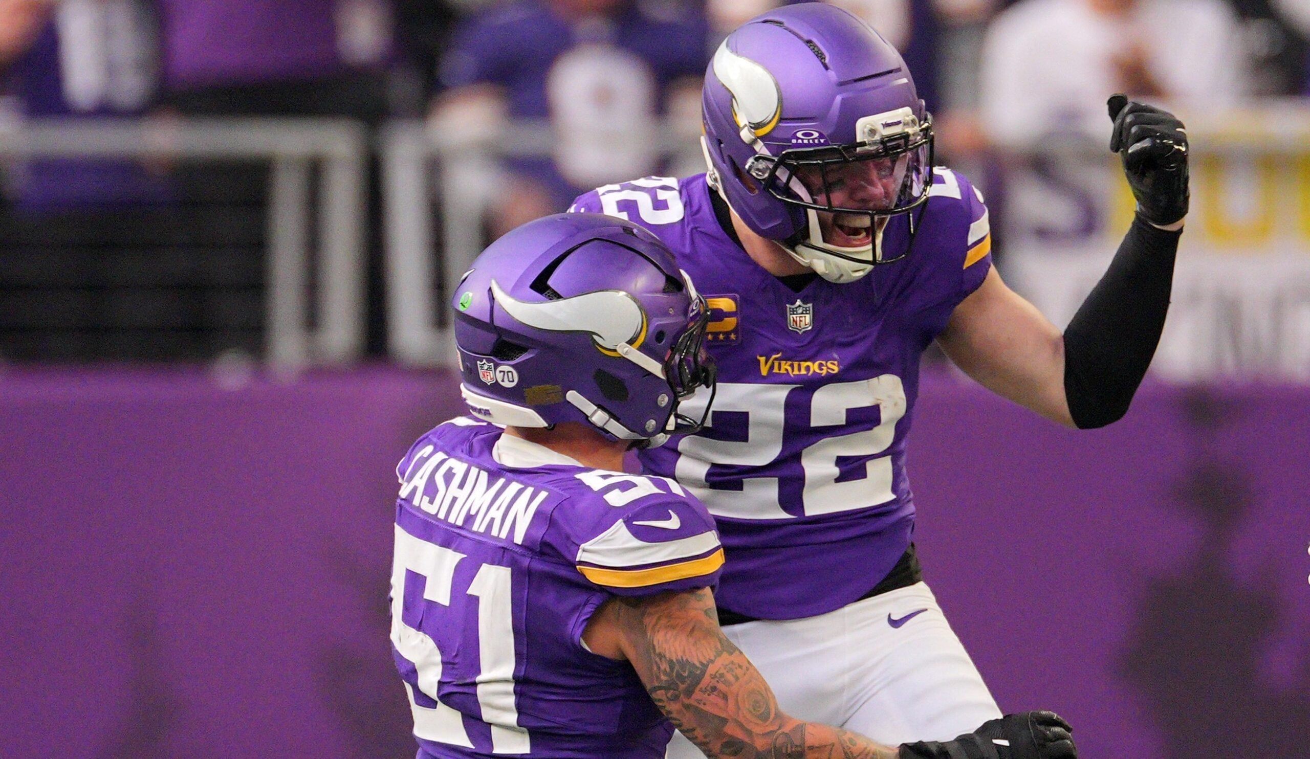 Vikings defenders Blake Cashman & Harrison Smith against the Commanders