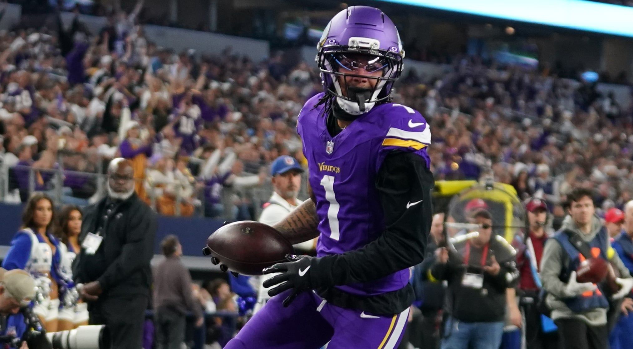 Jalen Nailor catches a second-half touchdown against the Cowboys at AT&T Stadium.