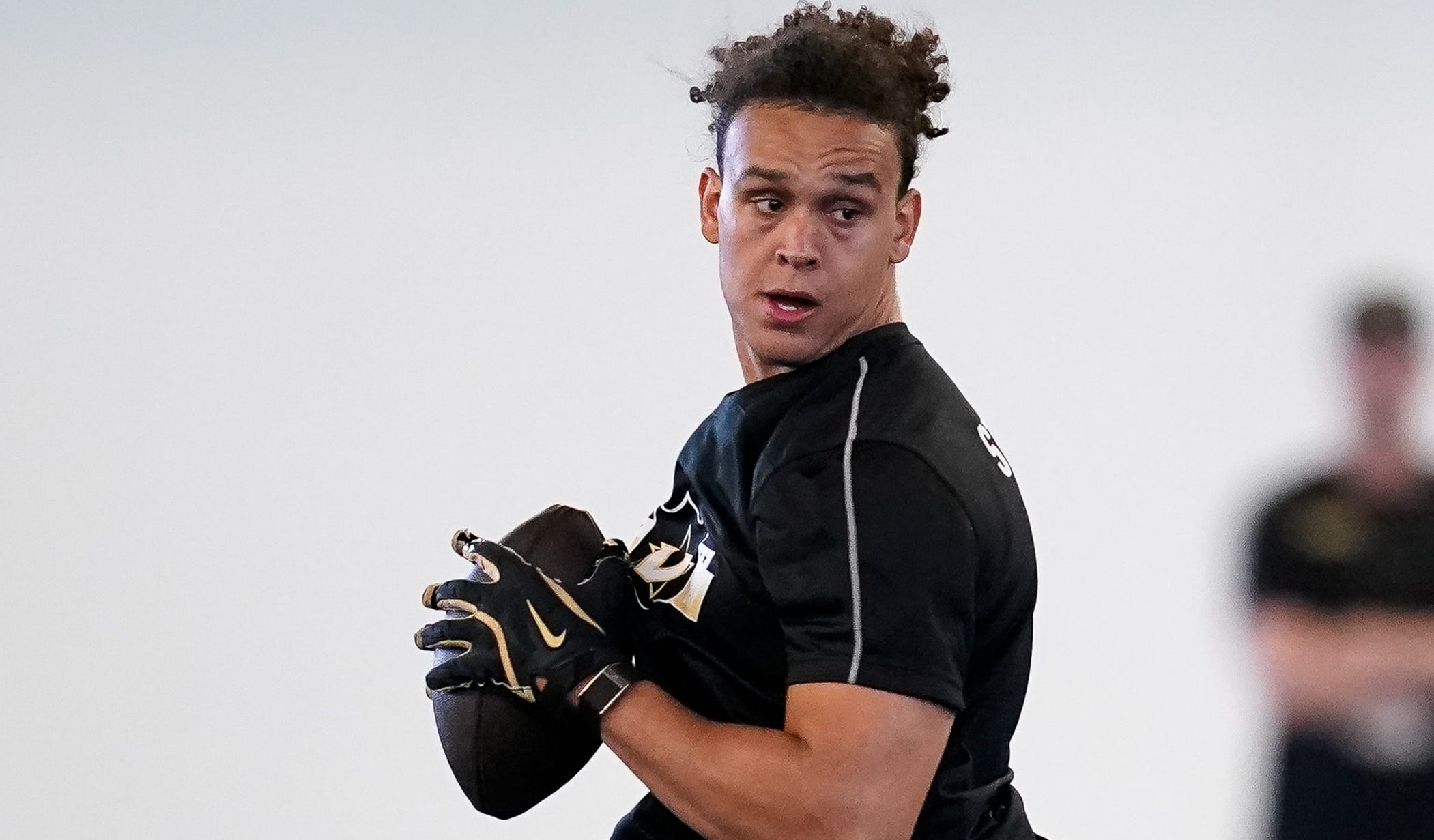 Vanderbilt TE Eli Stowers at practice in 2025