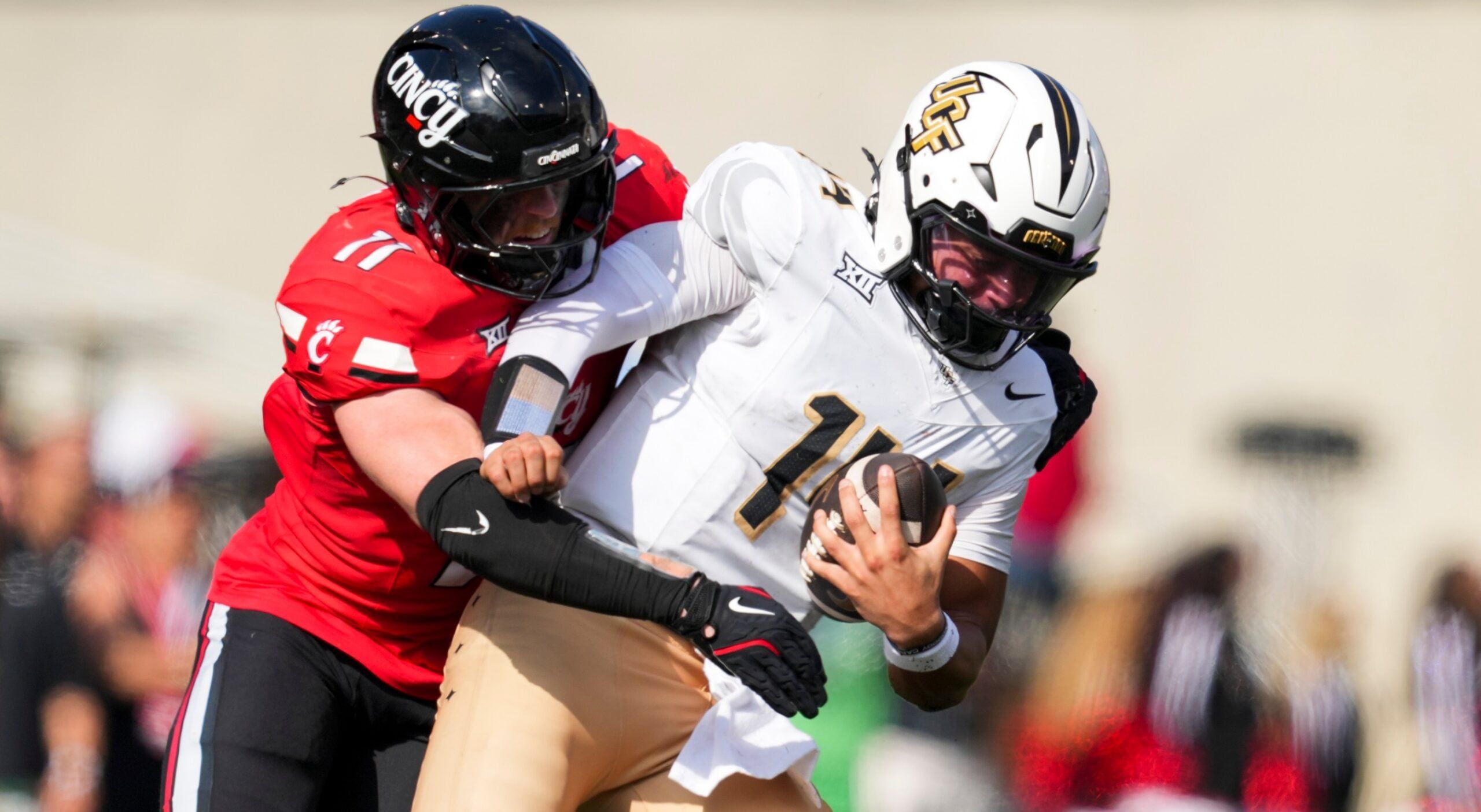 Cincinnati LB Jake Golday tackles Cam Fancher in 2025