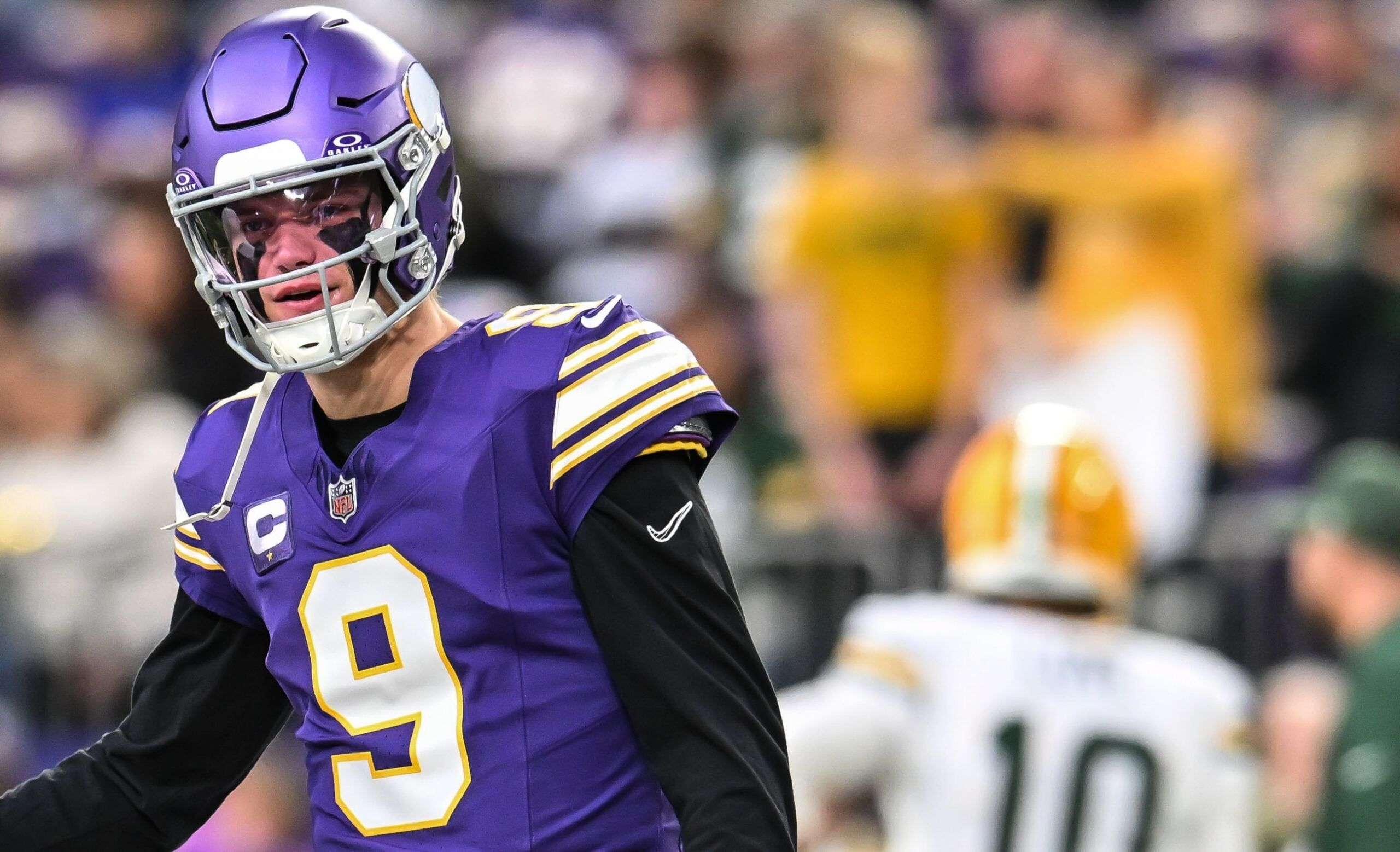 Vikings QB J.J. McCarthy chats with a ref against the Packers in Week 18 of 2025