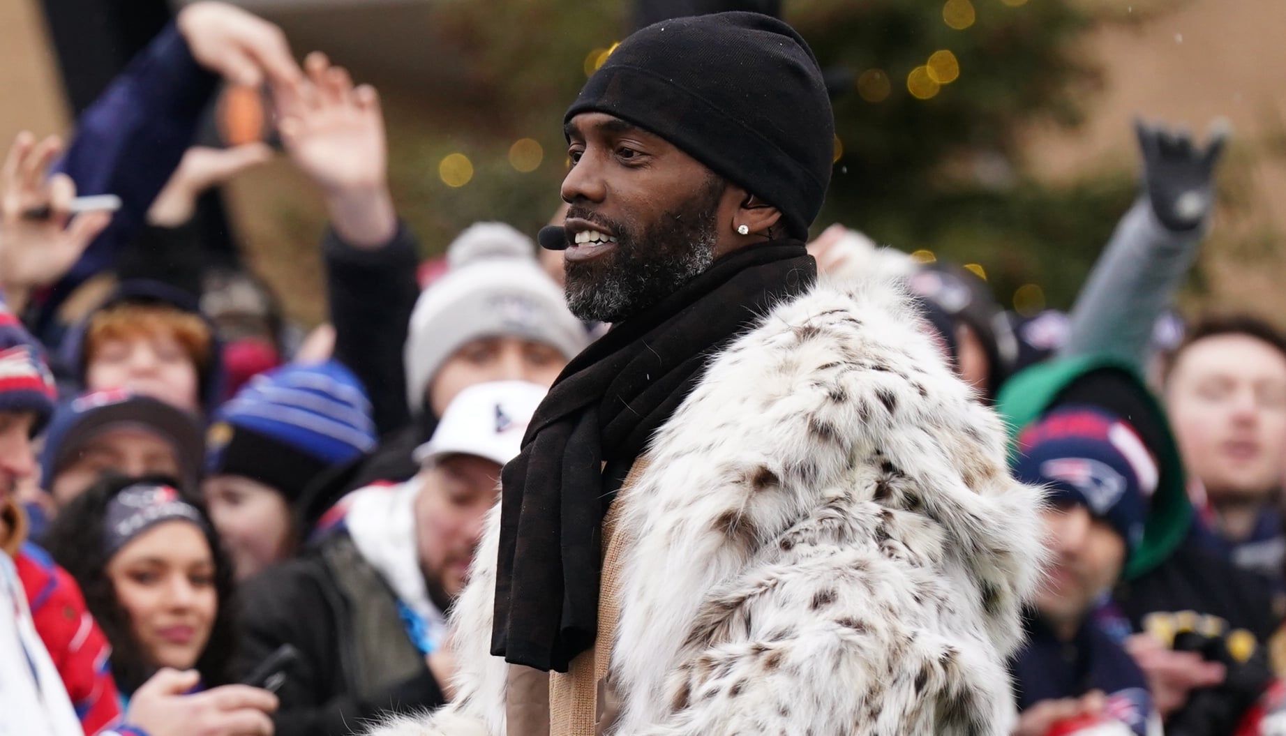 Randy Moss mixing it up with Patriots fans in 2026