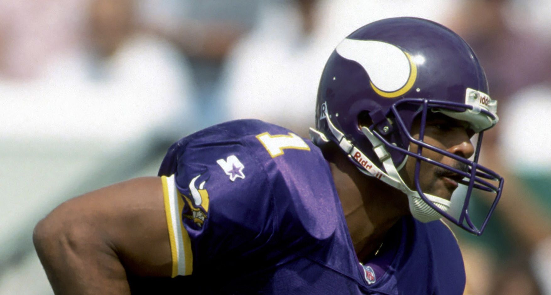 Warren Moon drops back to pass for the Vikings against the Buccaneers in 1996.