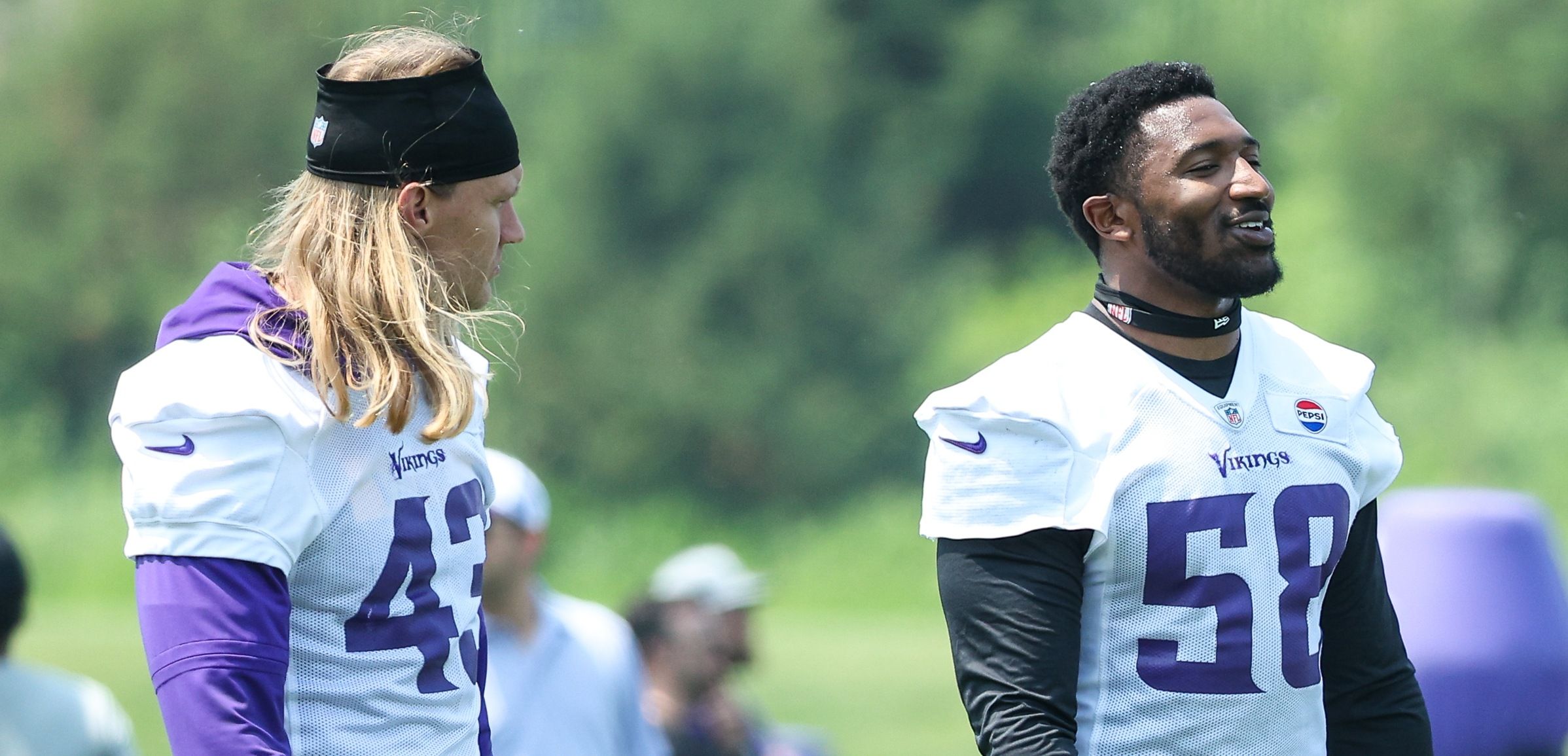 Vikings linebackers Van Ginkel and Greenard talk during minicamp.