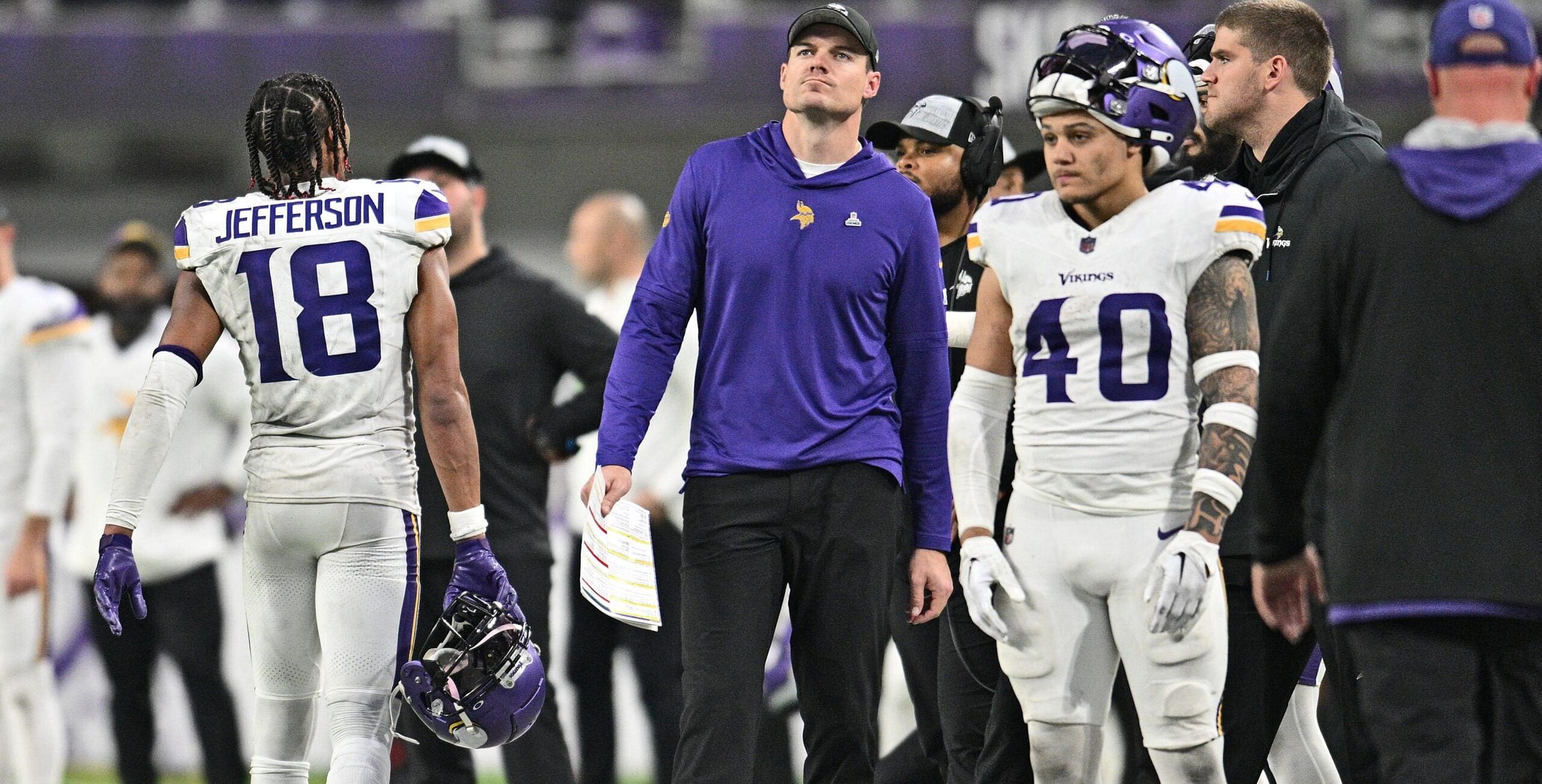 Kevin O’Connell stands with Justin Jefferson and Ivan Pace Jr. against the Lions.