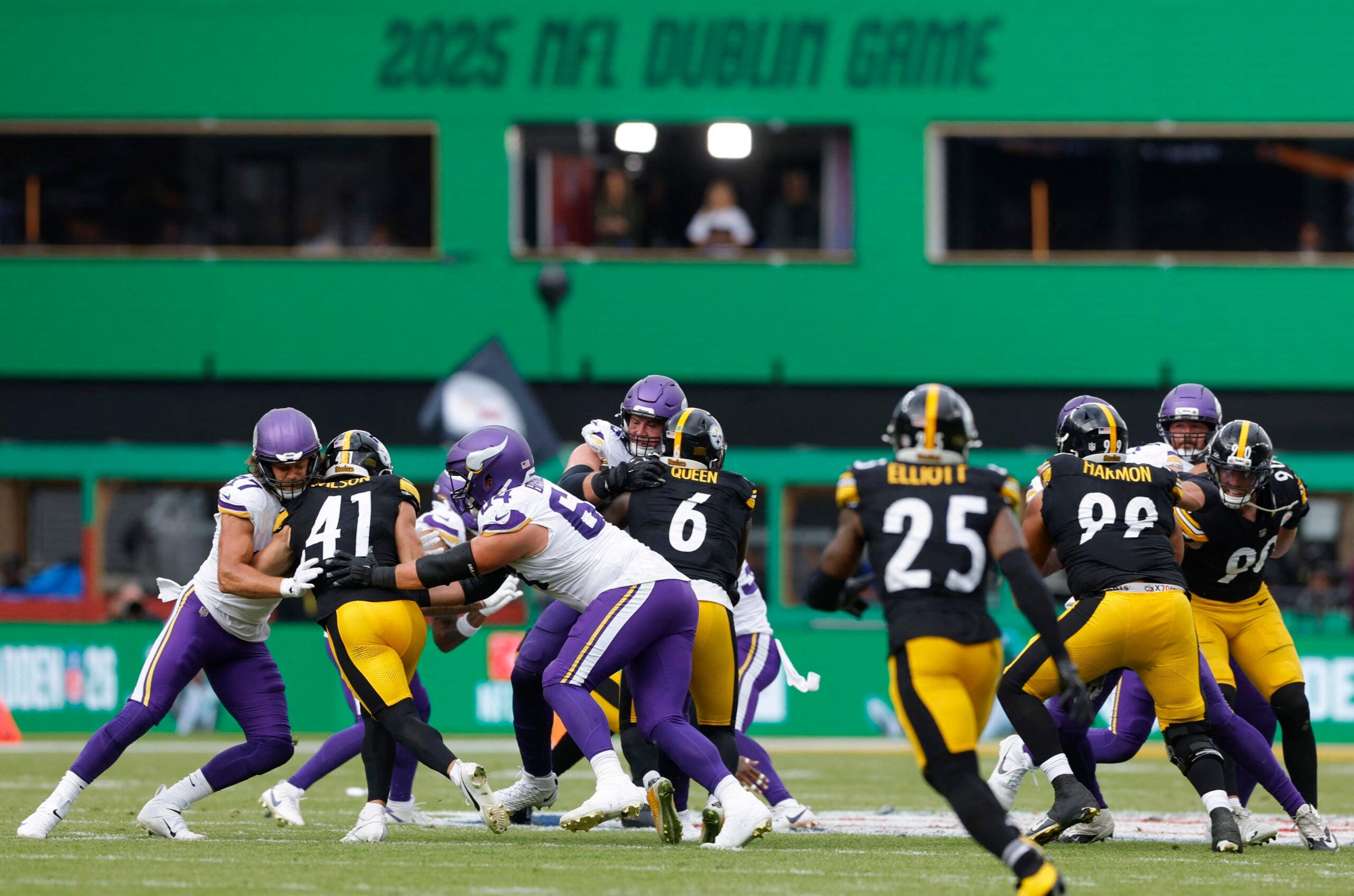 Vikings TE T.J. Hockenson against the Steelerse in 2025