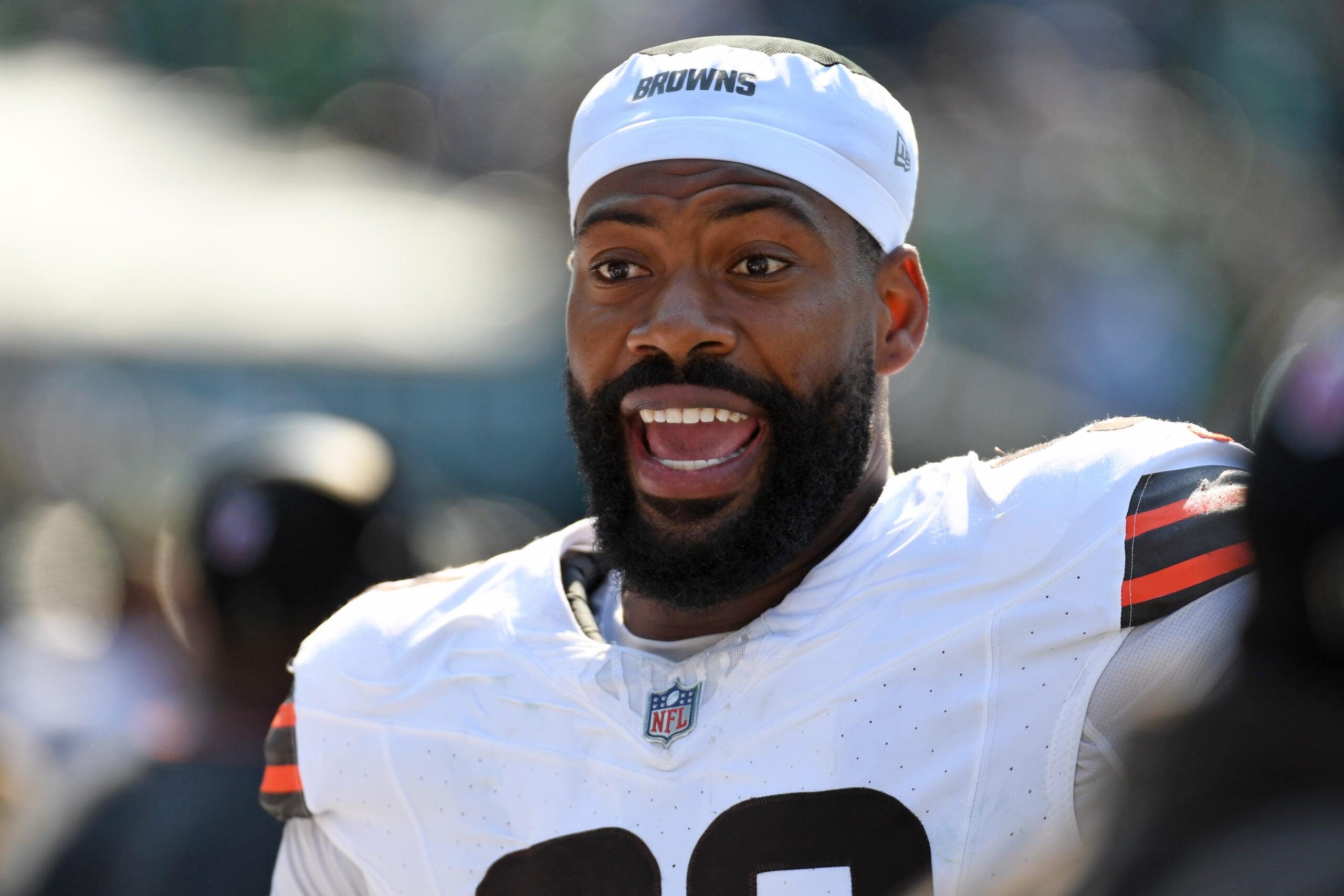 Za'Darius Smith lines up for the Cleveland Browns during a game against the Philadelphia Eagles at Lincoln Financial Field.