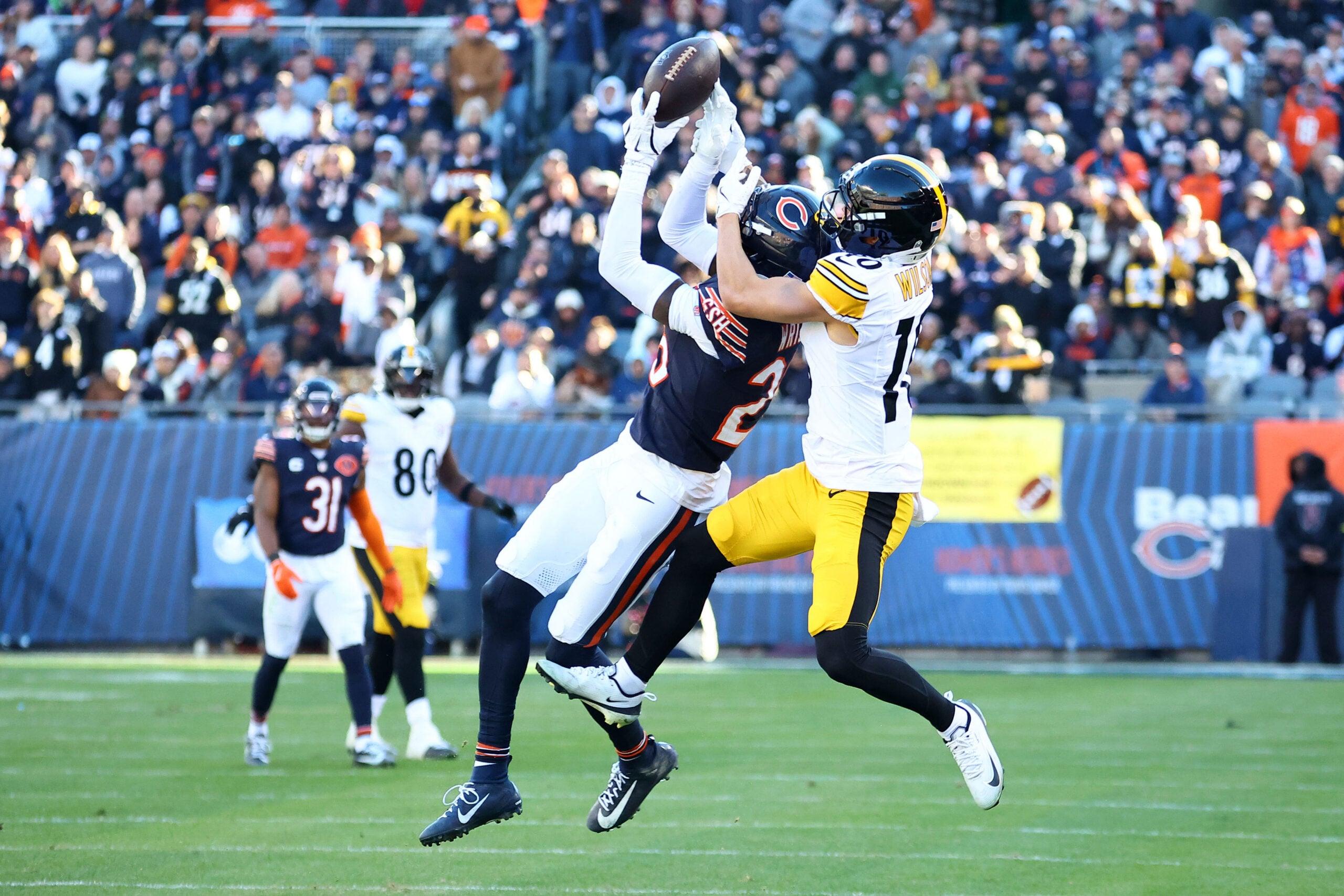Nahshon Wright defends a pass in 2025 during Bears/Steelers.