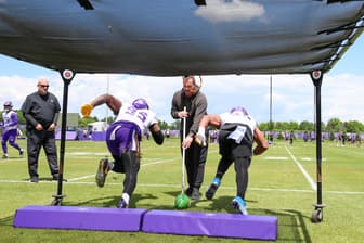 Za’Darius Smith and Danielle Hunter run drills during Vikings minicamp at TCO Performance Center.