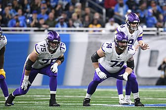 Brian O’Neill and Mike Remmers play for the Vikings against the Lions.