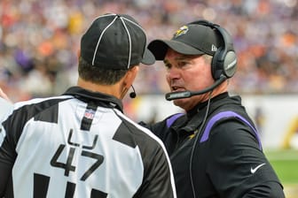 Mike Zimmer Talking with Ref