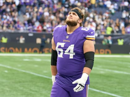 Vikings re-sign free agent