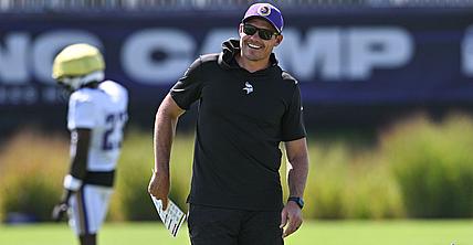 Kevin O’Connell talks with Justin Jefferson during Vikings training camp practice.