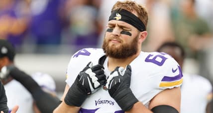 Minnesota Vikings guard Blake Brandel warms up before a 2024 game against the Jaguars at EverBank Stadium.