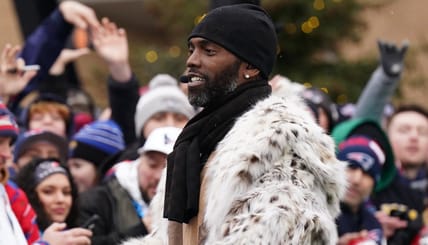 Randy Moss mixing it up with Patriots fans in 2026