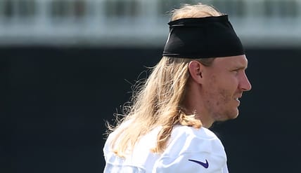 Andrew Van Ginkel, Dallas Turner, and Jonathan Greenard talk during Vikings training camp.