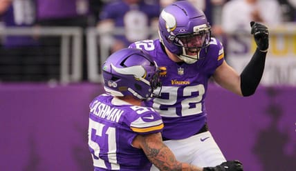Vikings defenders Blake Cashman & Harrison Smith against the Commanders