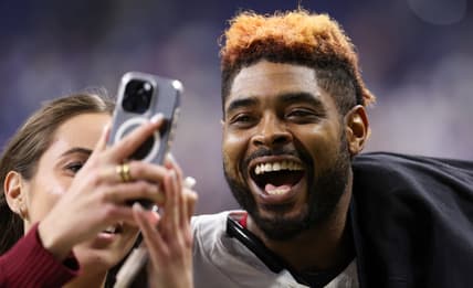 49ers WR Jauan Jennings takes a picture with a woman at a Colts game in 2025