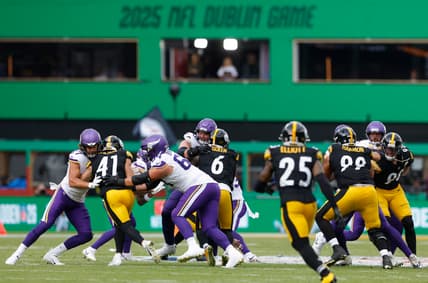 Vikings TE T.J. Hockenson against the Steelerse in 2025