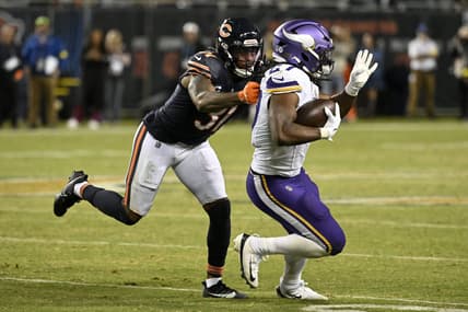Jordan Mason runs the ball against the Chicago Bears while Kevin Byard III pursues the play.