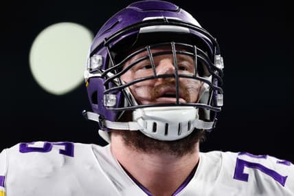 Vikings guard Jeremiah Sirles against Detroit in 2017