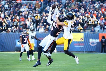 Nahshon Wright defends a pass in 2025 during Bears/Steelers.