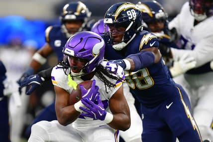 Vikngs RB Jordan Mason rushes the ball on TNF