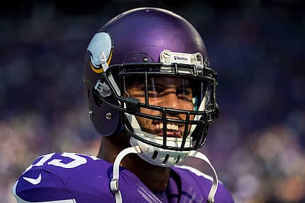 Vikings linebacker Anthony Barr lining up on defense against the Texans at U.S. Bank Stadium
