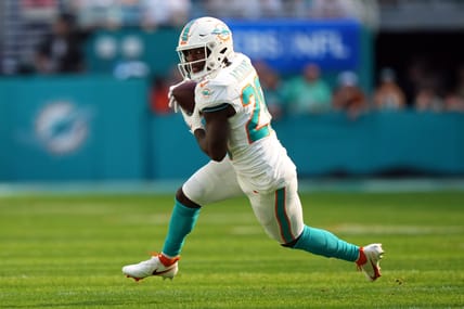 De'Von Achane runs the football during a Dolphins game against the New York Jets.
