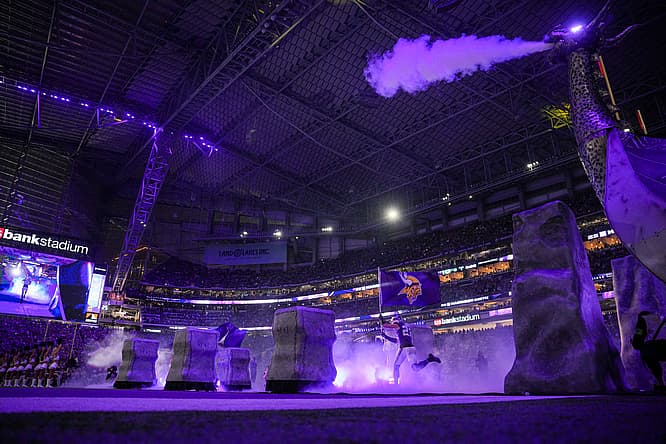Harrison Smith entering U.S. Bank Stadium before Vikings vs Packers game