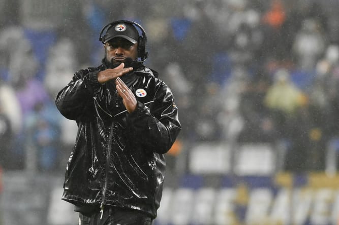 Steelers head coach Mike Tomlin calls timeout against Ravens.