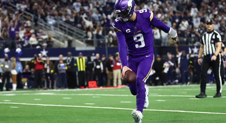 J.J. McCarthy runs for a first-half touchdown at AT&T Stadium.