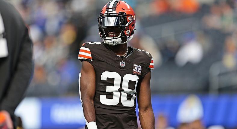 Cleveland Browns player wearing number 39 jersey during NFL game.