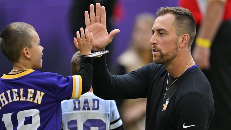 PurplePTSD: 5 Questionable Vikings, Get to Know IND, Thielen's 2022 Campaign