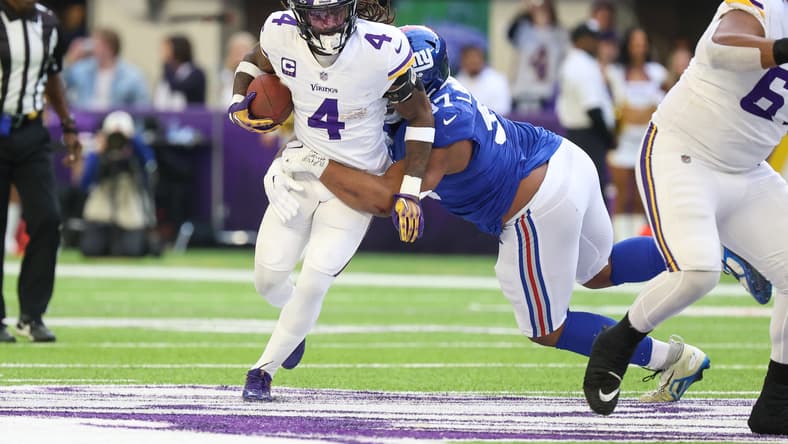 Vikings Fans Prefer to Keep 1 Aging Playmaker Over the Other