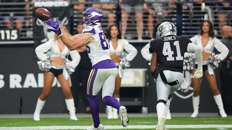 Vikings WR Latches