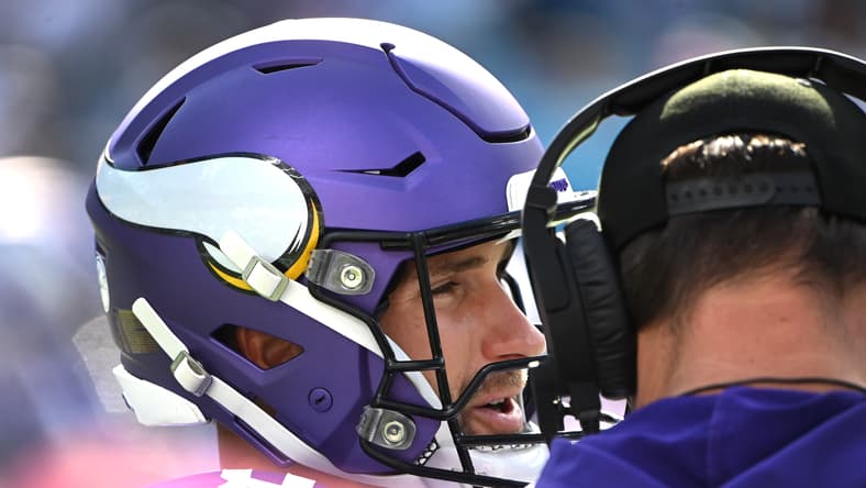 Kirk Cousins plays in the fourth quarter at Bank of America Stadium.